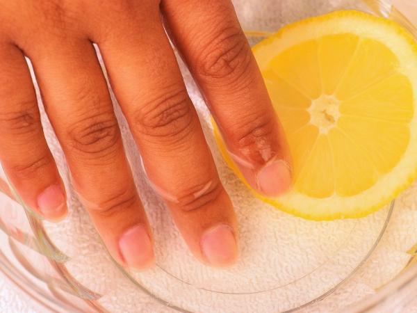 Лимонное масло: обертывание ногтей
